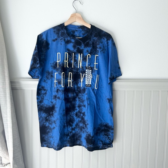 👑 NEW Prince Medium Tie Dye Short Sleeve Tee from Hot Topic NWT - Picture 1 of 4